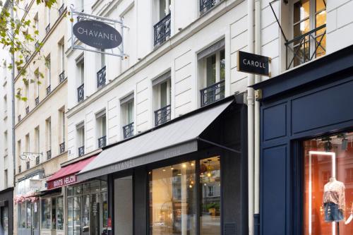 巴黎沙瓦内尔酒店的街道上建筑物前面的商店