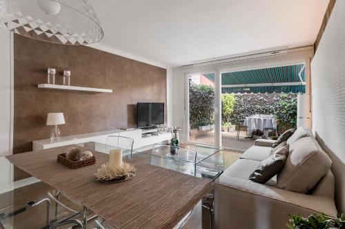 马德里Chalet independiente de diseño con Patio Privado的客厅配有沙发和桌子