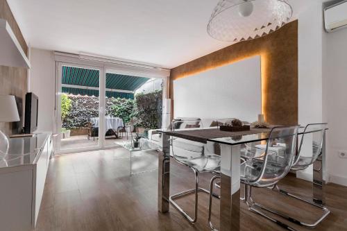 马德里Chalet independiente de diseño con Patio Privado的厨房以及带桌椅的用餐室。
