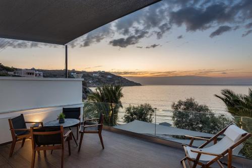 金尼昂Aniv Villa by the Sea的阳台享有海景。
