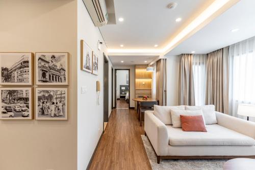 胡志明市Garden View Court Suites Ho Chi Minh City的客厅配有白色的沙发和桌子