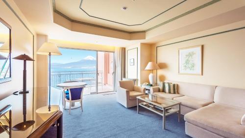 沼津Awashima Hotel的客厅配有沙发和桌子