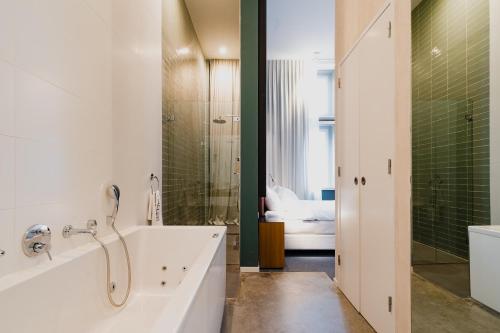 阿姆斯特丹哈伦酒店的带浴缸、淋浴和盥洗盆的浴室