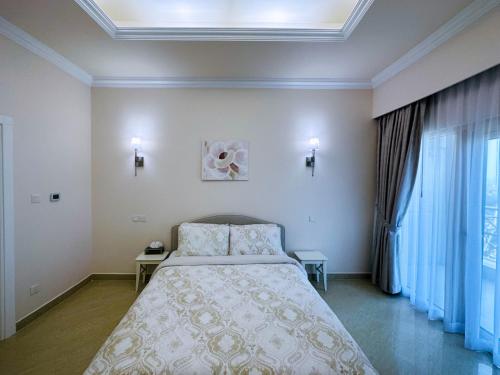 拉斯阿尔卡麦I Like Al Hamra Palace - Elite Beach & Golf Resort Private Suites的一间卧室,卧室内配有一张大床