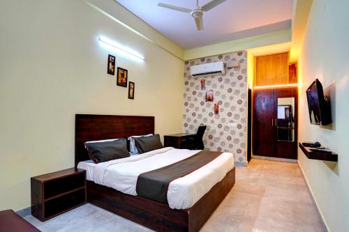 加济阿巴德Collection O Hotel Liv Inn的一间卧室,卧室内配有一张大床