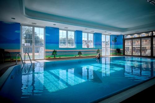 科沙林福尔德酒店的中间有一个人的大型游泳池