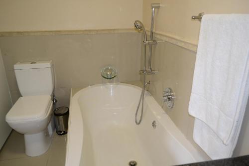 SandtonLonehill - Standard 2 Guest Studio Suite 2的带白色浴缸的浴室和卫生间