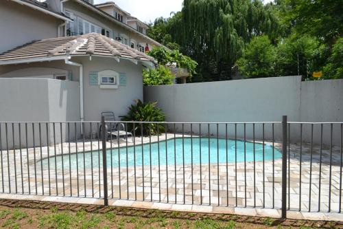 SandtonLonehill - Standard 2 Guest Studio Suite 2的房屋前游泳池周围的围栏