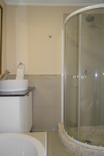 SandtonLonehill - Standard 2 Guest Studio Suite 2的带淋浴和盥洗盆的浴室