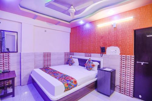 坎普尔FabExpress Kanha Dham的卧室配有一张床