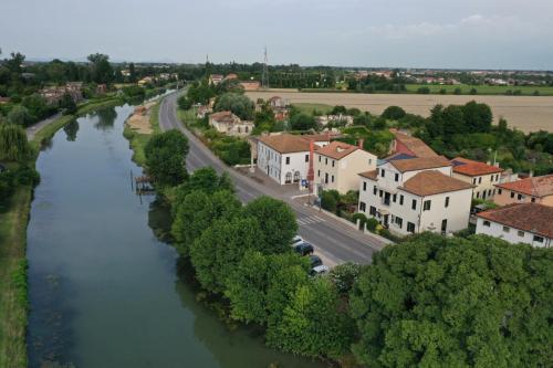 多洛加斯帕里尼别墅酒店的河流旁城镇的空中景观