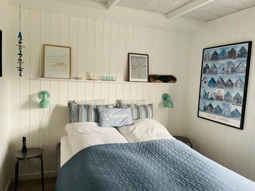 维泽桑讷Harbour Living的一间卧室配有一张带蓝色毯子的床