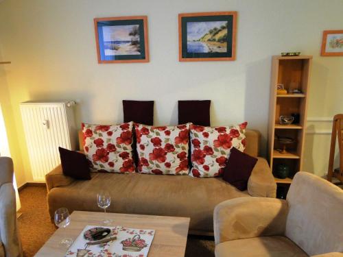 卡尔斯哈根Ferienwohnung Strandhafer的客厅配有沙发和桌子