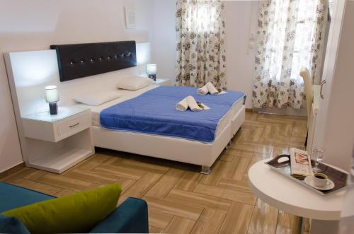 斯基亚索斯镇珀丽卡提斯旅馆的一间小卧室,配有一张床和一张桌子