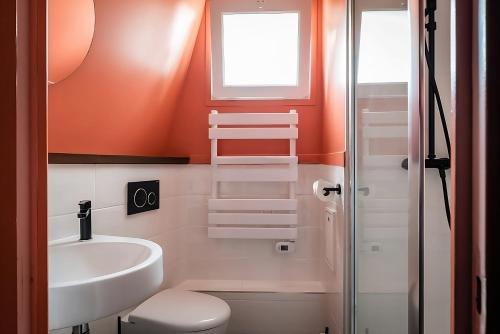 巴黎Hotel Archetype Etoile的一间带水槽和卫生间的浴室以及窗户。