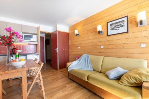 葱仁谷Résidence & Spa Le Machu Pichu的客厅配有沙发和桌子