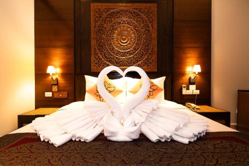 曼谷素坤逸班18号酒店的两个白天鹅坐在床上