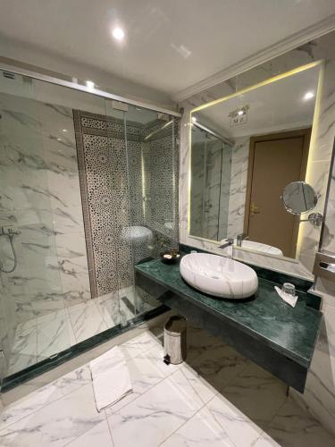 非斯梅吉加拉格2精品&天际酒店的一间带水槽和大镜子的浴室