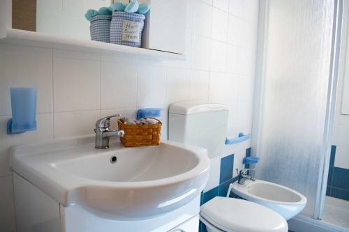 佩斯科勒海滨Appartamenti in Via Schipa Pescoluse的白色的浴室设有水槽和卫生间。