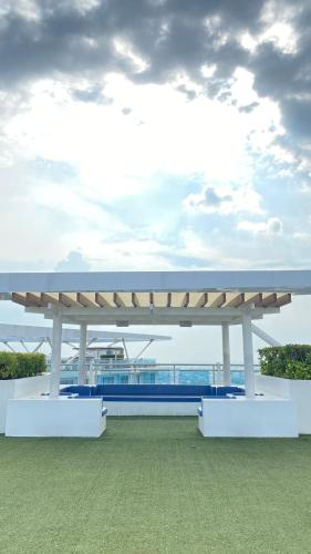 马尼拉Azure Urban Resort Residences的坐在田野顶上的白色长凳