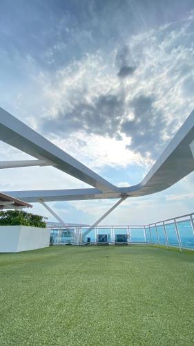 马尼拉Azure Urban Resort Residences的建筑屋顶海景