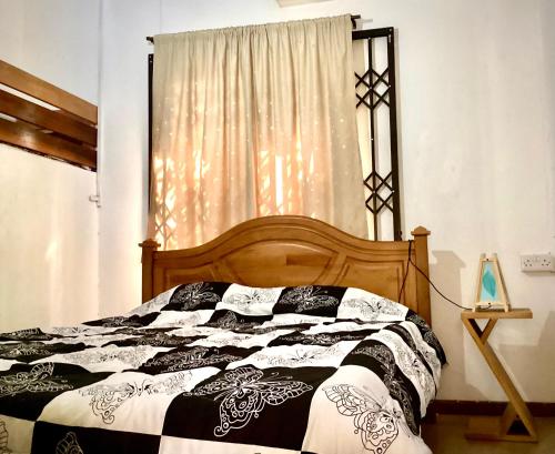 托舵道斯Original Villa的卧室配有一张黑白床和窗户