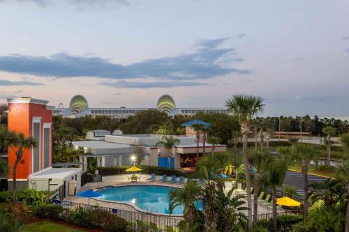 奥兰多奥兰多会议中心/国际大道戴斯酒店的享有带游泳池的度假村的空中景致