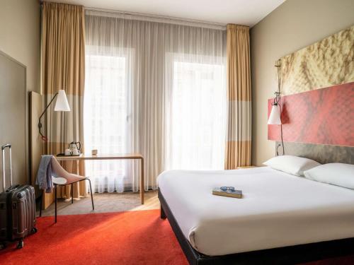 爱丁堡宜必思爱丁堡中心皇家大道 - 亨特广场酒店的酒店客房设有一张床和一个大窗户