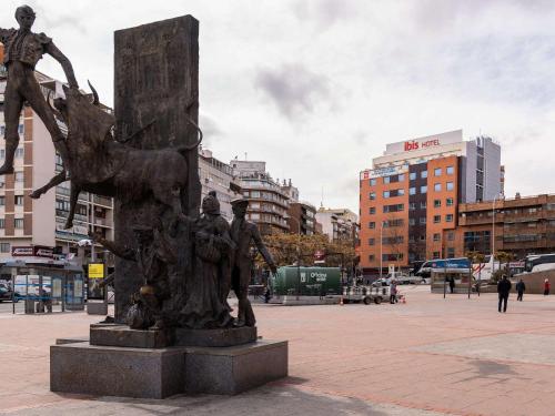马德里马德里拉斯本塔斯宜必思酒店的城市中的一个雕像