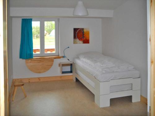 什未林Biohof Medewege的一间小卧室,配有床和窗户