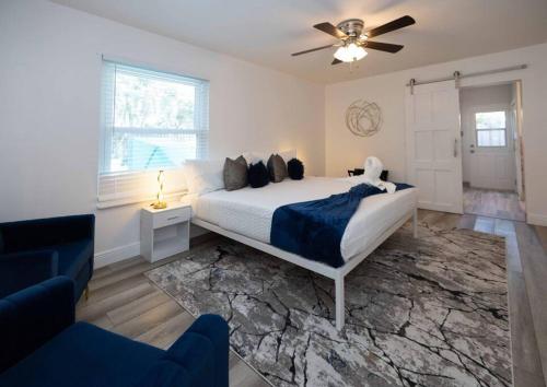 皇家棕榈滩Relaxation Villa的一间卧室配有一张床和吊扇