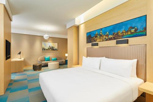 上海上海张江海科雅乐轩酒店的酒店客房,配有床和沙发