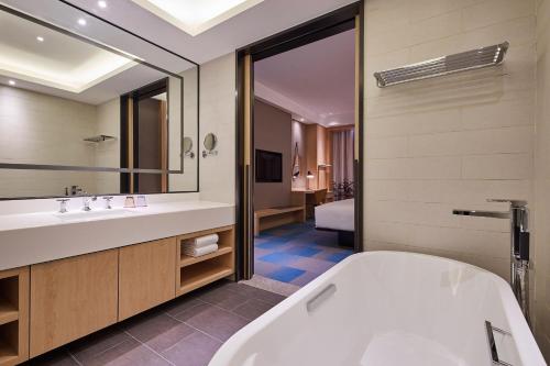 上海上海张江海科雅乐轩酒店的一间带浴缸和大镜子的浴室