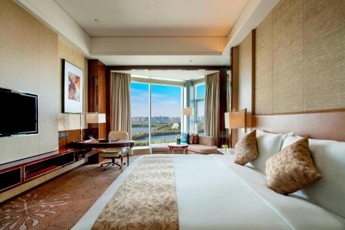 哈尔滨哈尔滨JW万豪酒店的酒店客房设有一张大床和一台电视。