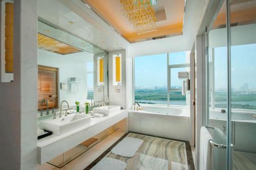 哈尔滨哈尔滨JW万豪酒店的一间带两个盥洗盆的浴室和一个大窗户