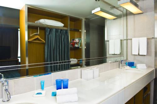 北京北京海淀雅乐轩酒店的一间带水槽和大镜子的浴室