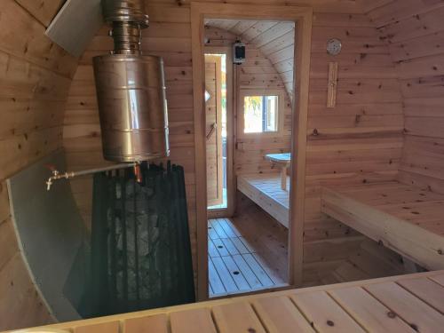 普罗斯特迪尼贝克瓦Chata U dědka的小木屋设有淋浴,享有其美景。