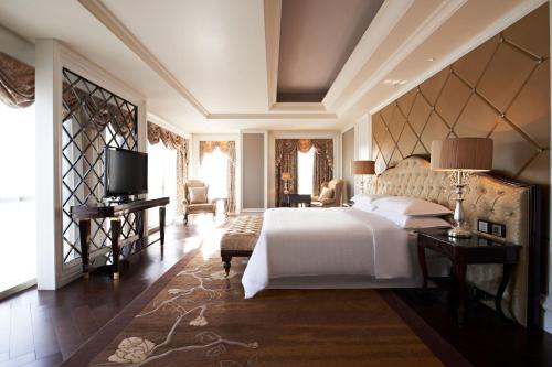固安县廊坊固安福朋喜来登酒店的卧室配有白色的床和电视。