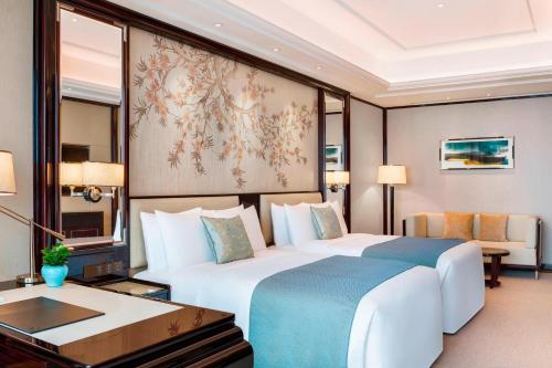 长沙长沙瑞吉酒店的酒店客房设有一张大床和一张书桌。