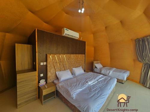 瓦迪拉姆Desert Knights camp的一间卧室,卧室内配有一张大床