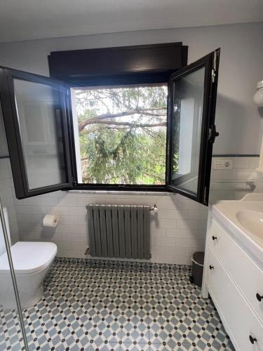 NavaCasa Boni y Florina的浴室设有窗户、卫生间和水槽。