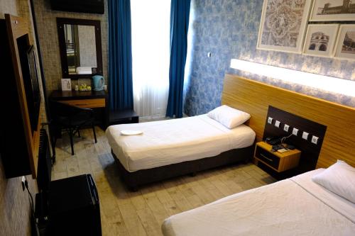 代尼兹利爱斯酒店的酒店客房配有两张床和一张书桌