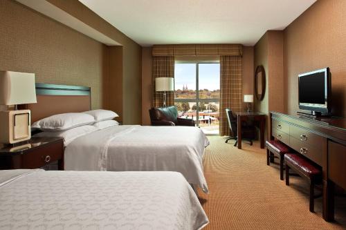 苏福尔斯苏克斯瀑布喜来登酒店&会展中心的酒店客房设有两张床和一台平面电视。