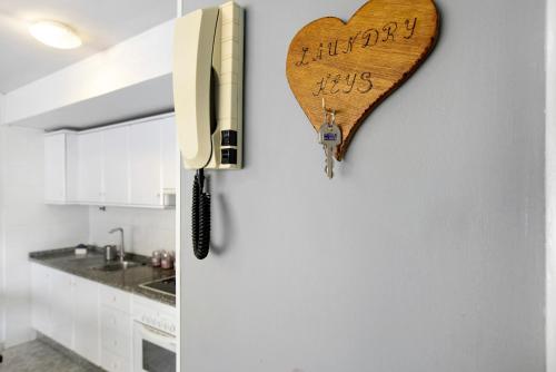 拉斯加莱塔斯Cozy Fraile的挂在墙上的木心,挂在厨房