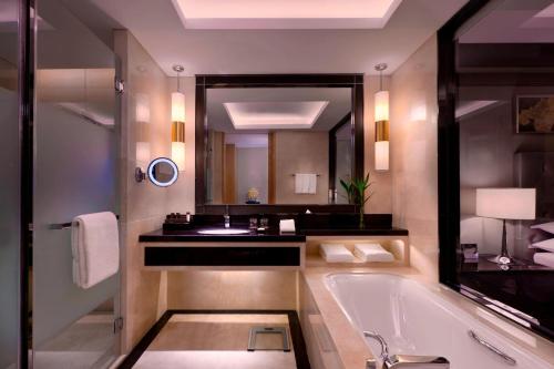 大庆大庆富力喜来登酒店的带浴缸、水槽和镜子的浴室