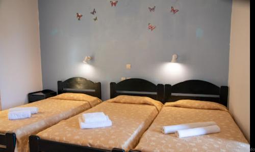 KamenitsotaíikaRoyal Club Hotel - Aqua Poolside Bliss的卧室内的两张床,配有两张床垫