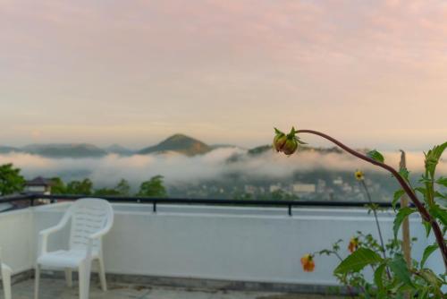 康提Amandara Hills Kandy的从房子屋顶上欣赏云朵的景色