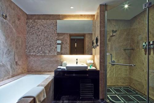 青岛青岛宝龙福朋喜来登酒店的带浴缸、水槽和淋浴的浴室