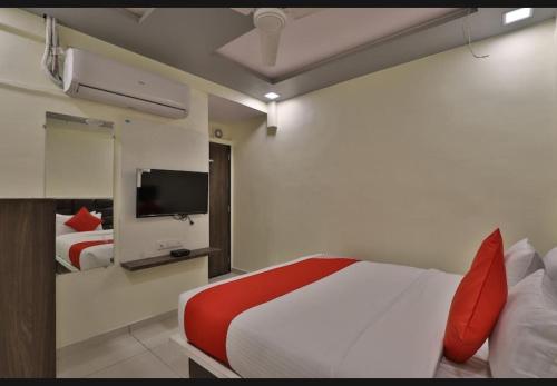 艾哈迈达巴德HOTEL SUNWAY的一间酒店客房,配有一张床和一台电视