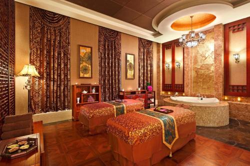 江阴江阴黄嘉喜来登酒店的一间带两张床和浴缸的浴室